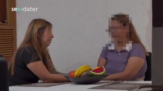 Dögös érett nő ujjazza a fiatal leszbikus puncit, amíg az spriccelve élvez