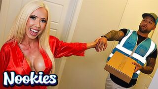 Mandy Monroe különleges kolbász kiszállítása és forró dugása a Nookies csatornán