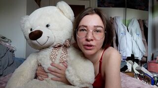 A legkrémesebb tini punci a világon baszik egy plüssmacival