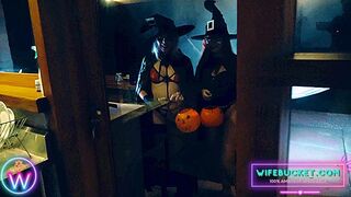 Édes feleségem és a legjobb barátnője hármasban csiklandoznak meg Halloweenkor