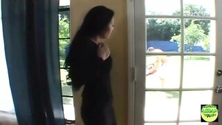 Házas ázsiai milf lángra lobban a kertész vastag farkától és mohón szopni kezdi