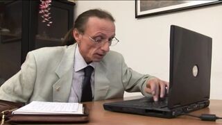 Ribanc MILF titkárnő mohón szívja ki a dögös főnökét