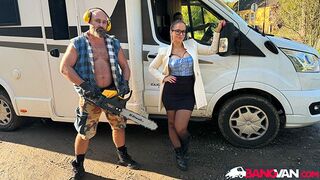 Jennifer Mendez vad dugása a furgonban a termetes favágóval