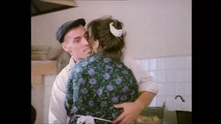 Kathy Kash fekete tincsei alatt a milf mohón veszi a kemény anál és a torkáig érő mély szopást