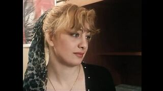 Szőke, hatalmas cicis csajok mohón nyalják egymás szőrös punciját egy dögös retro farkas jelenetben