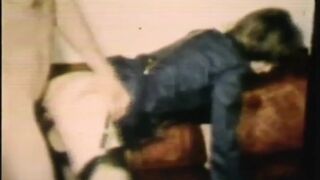 Forró retro csoportos nyelés a szenvedélyes és buja fehér és fekete lányokkal