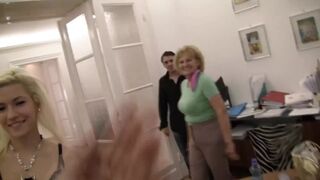 Szőke nagymama óriási kebleivel élvezi a vad dugást Rocco Siffredivel POV-ban