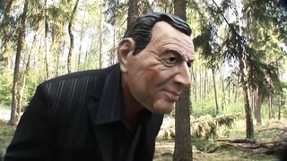 Maszkos betolakodó durván döngeti Anna Lena szőke fenekét hátulról