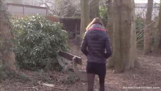 Forró csaj térdre ereszkedik a parkban, hogy mohón szopja a barátja kemény farkát - Homegrown Video exkluzív amatőr felvétel