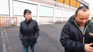Milf hatalmas csöcsei közt lüktet a vastag farok az autóban, miközben ujjai mélyen élvezik magát