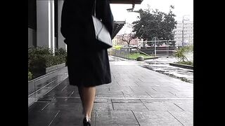 Családi háromszögben a fekete hajú milf mohón mélytorokozza a fiúkat