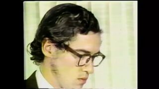 John Holmes vastag farkát nyalja a lány a második retro pornó részben