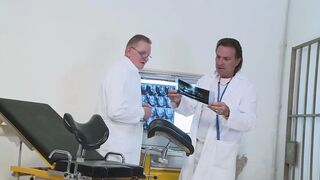 Német nőgyógyász élvezettel keféli a pácienseit hármasban a hátsó bejáraton