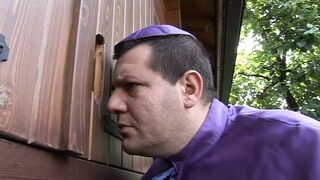 Szőke milf mohón nyel a vastag farkat és keményen dörzsöli, miközben Stella Foliero és Victoria Lanz is beszáll a Sacrilegus vad jeleneteibe