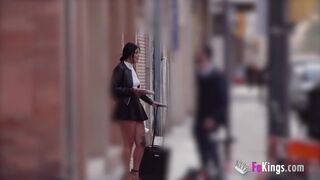 Rebeka az utcán vadászik srácokra, mint egy elszabadult turista - FaKings csatorna