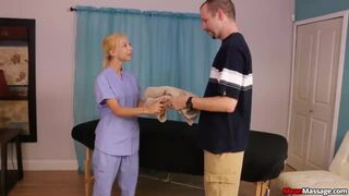 Szőke tini forró örömcsúcsra viszi kliensét a Nookiesnál