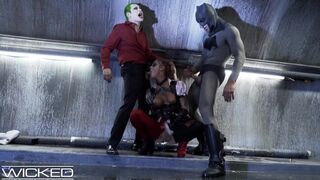 Forró háromszemélyes kaland a Suicide Squad univerzumában Charles Dera és Kleio Valentien sztárjával