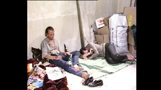 Szőke milf nyalja nedvesen a lüktető farkat egy kiéhezett pasinak retró hangulatban