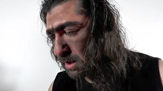 Pici nedves milfek megdugtatják a seggüket és mohón nyalják a sűrű nedűt a dögös pasik farkából