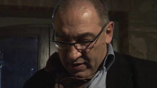 Szőke csajszi mohón cumizza a vastag farkat és nyel a forró löketből, miközben a barna ribanc vadul veszi ugyanazt a retro faszot a fenekébe