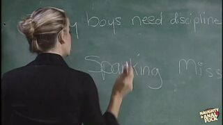 Szőke tanárnő vad szájjal és mély hátsó dugással nyel a farkamba