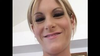 Szőke Courtney Simpson buja kis kebleivel elnyeli a vastag farkat, miután mélyen megdugták a melleit
