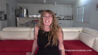 Kétségbeesett amatőrök szexi stílusa: Babz, Scarlet és Bridgett szűk milf puncija keményen megkapja a piócát a Desperate Amateurs csatornán