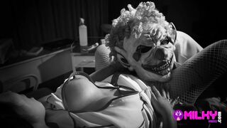 Nagy fenekű latin csajjal durván bánnak a szexi Halloween-i klinikán