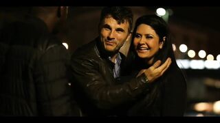 Mariska X kint bukik le, ahogy nyalogatja és mélyen szopja a két farkat egyszerre