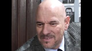 Nagy seggű szőke milf mohón nyelveli az érett férfi farkát a HotBody Channelen