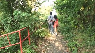 Fiatal lány vadul dug a szabadban egy érett pasassal