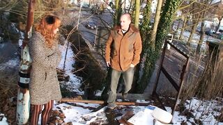 Tetovált milf szenvedélyes orgazmusa a szabadban