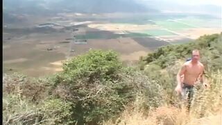 Sierra Sinn a szabad ég alatt élvezi, ahogy két kemény farok tölti tele a seggét és a száját forró ondóval