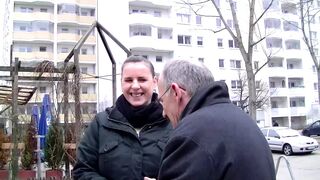 Amatőr csaj dögös keblekkel nyalja a vastag farkat, aztán brutálisan megbasszák hátulról