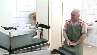 Forró tini lány elcsábul az öreg cseh doktornál az Old Pigs oldalán