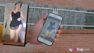 Szomszédjával forgat izzó videót egy kiszolgáltatott anyuka a FaKings csatornáján, laikus szenvedéllyel