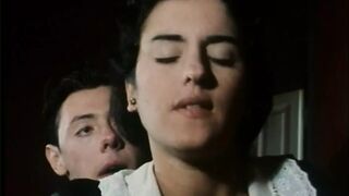 Az Örökösnő retro szexfilm Lea Martini és Anita Rinaldi szenvedélyes jeleneteivel hatalmas farokkal