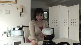 Mature Japán milf vadul lovagol szőrös puncijával