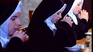 Bujaság a kolostorban: Maria Bellucci szopós kalandjai a német óriásokkal