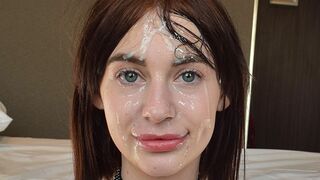 Tini fekete hajú lány dúsan arcra borul a casting forgatásán, amikor minden cseppjét begyűjtiTini fekete hajú lány falra hátráltatva kapja arcára a lüktető élvezést a casting forgatás