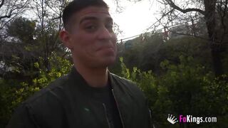 Nagydidű milf kint mutatja mindenét és az utcán várja a kamerás srácot