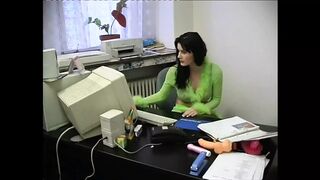Karma Rosenberg és Meri vad leszbikus análja vastag farokkal és buja szopással retro pornóban
