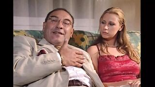 Melody Kord mohón szopja Roberto Malone vastag farkát a régi pornóban
