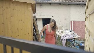 Méretes keblű milf vörös ruhában kapja a tetovált csávó nagy farkát análisan és szopásban