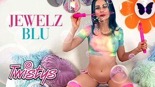 Twistys dögös sztárja, Jewelz Blu vadul masztizik a kamerák előtt hatalmas mellekkel és vibrátorral