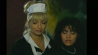 Retro pornó méretes fasszal és szopással a 7 Vizi Capitali 4. epizódjában Michelle Bauer Lea Martini és Gessica Massaro szereplésével
